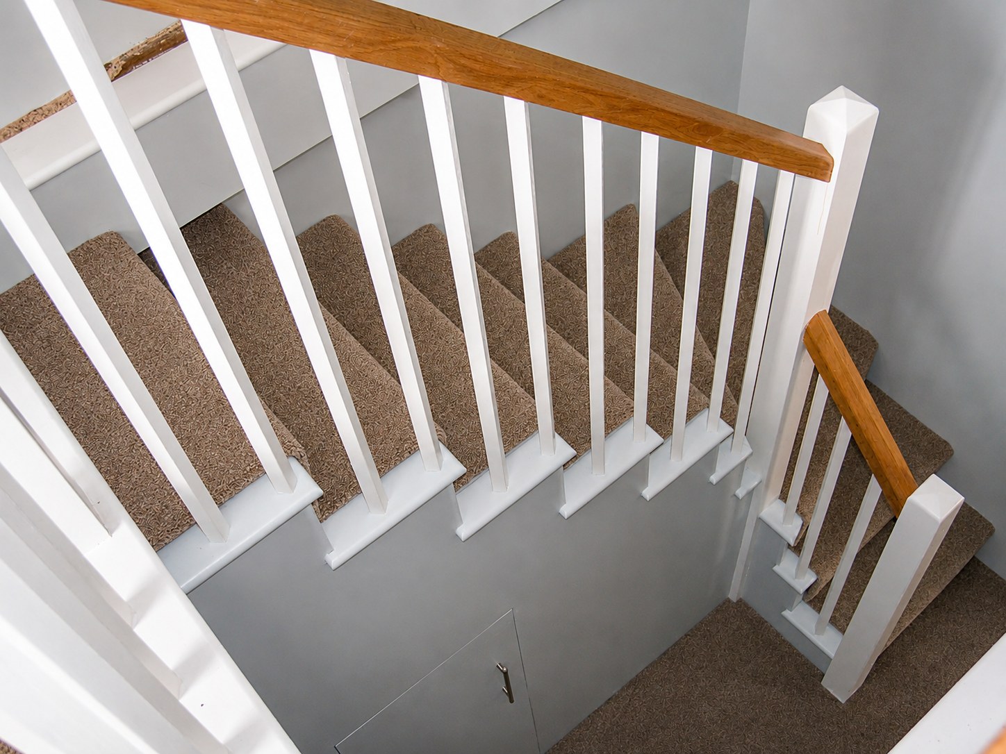 White stair balustrade around a turning flight