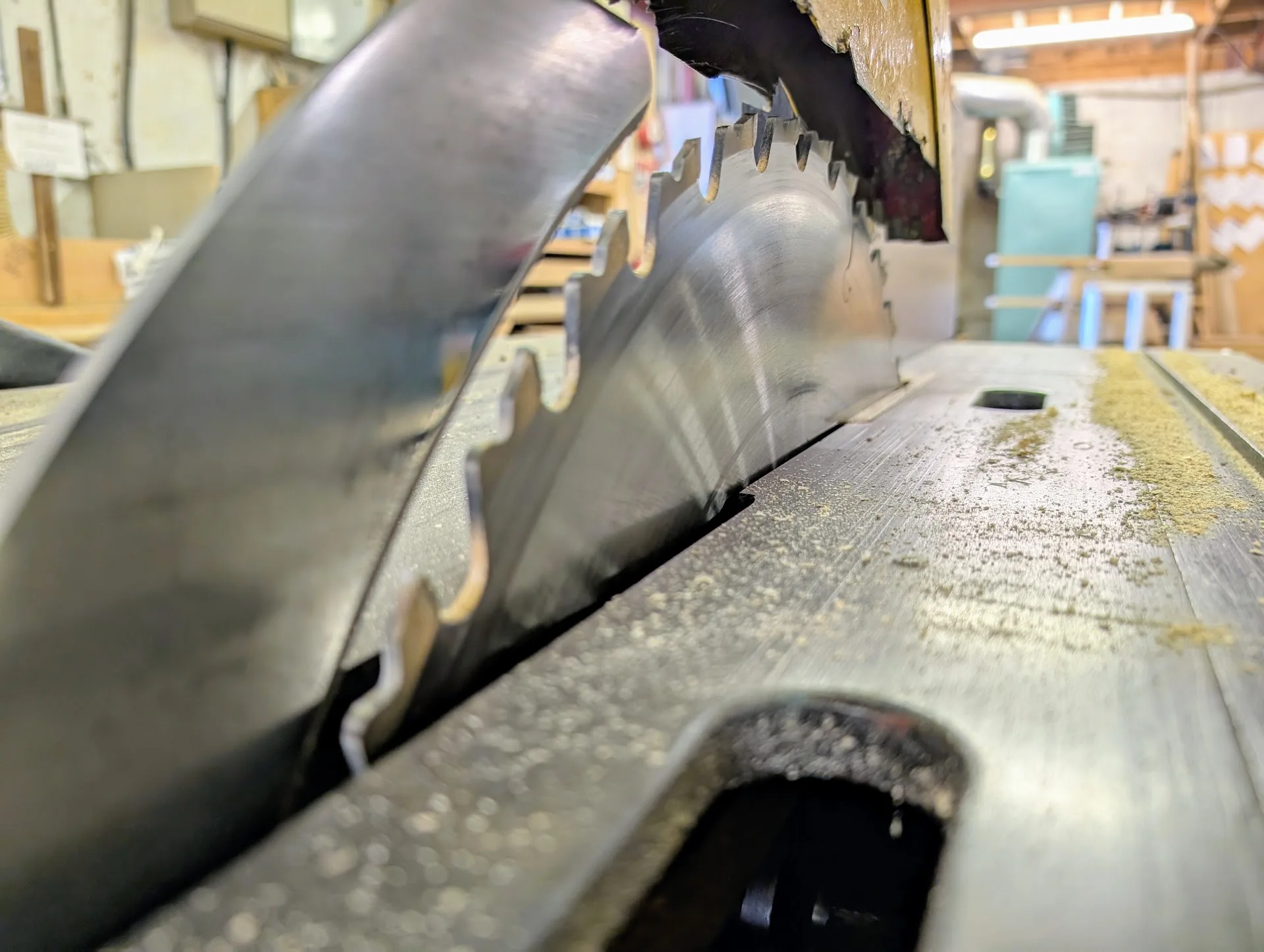 Circular saw and timber machining equipment